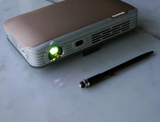 ultra short throw projector